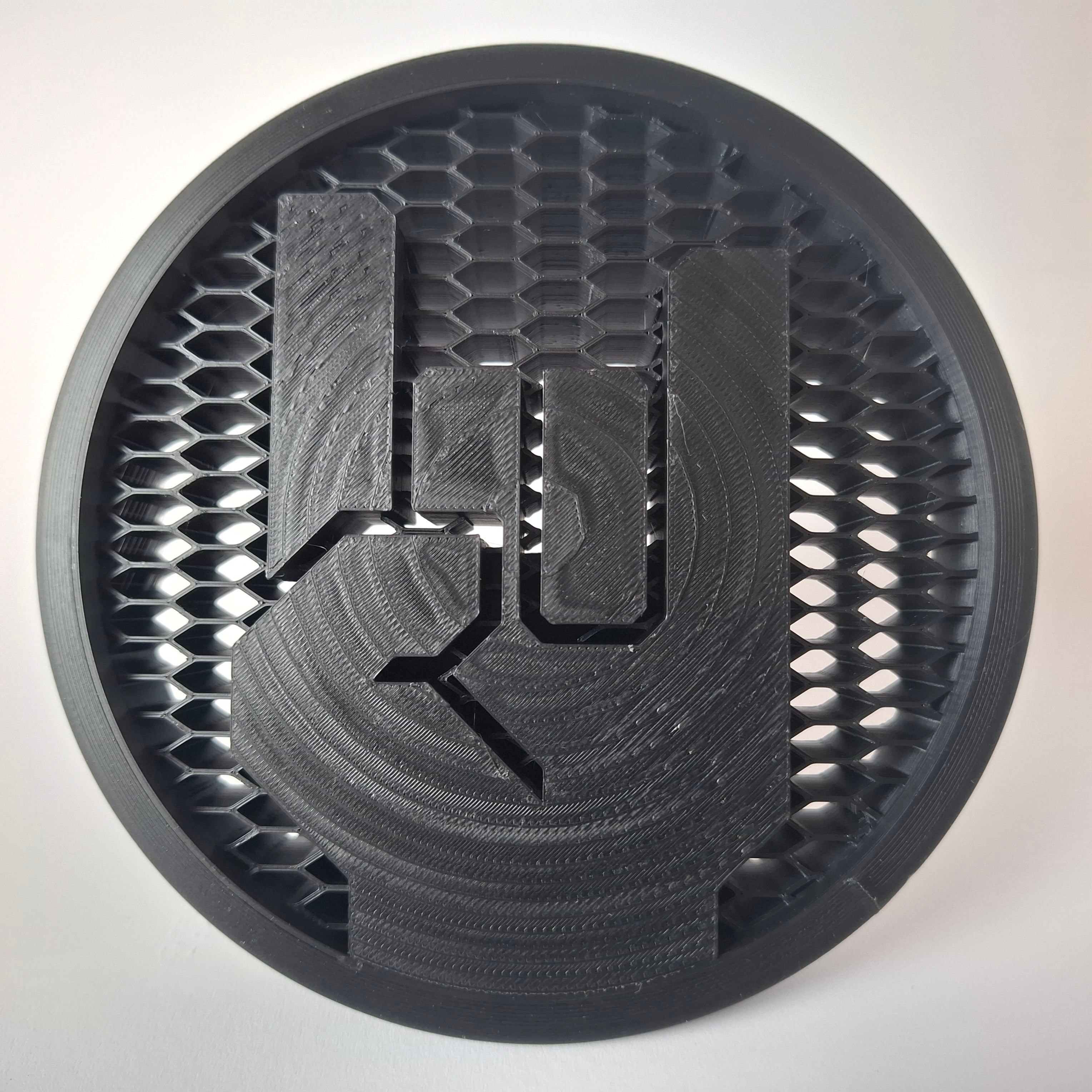 1.	VW Kühlergrill Emblem Rock n Roll Eckig 3D Druck Frontansicht