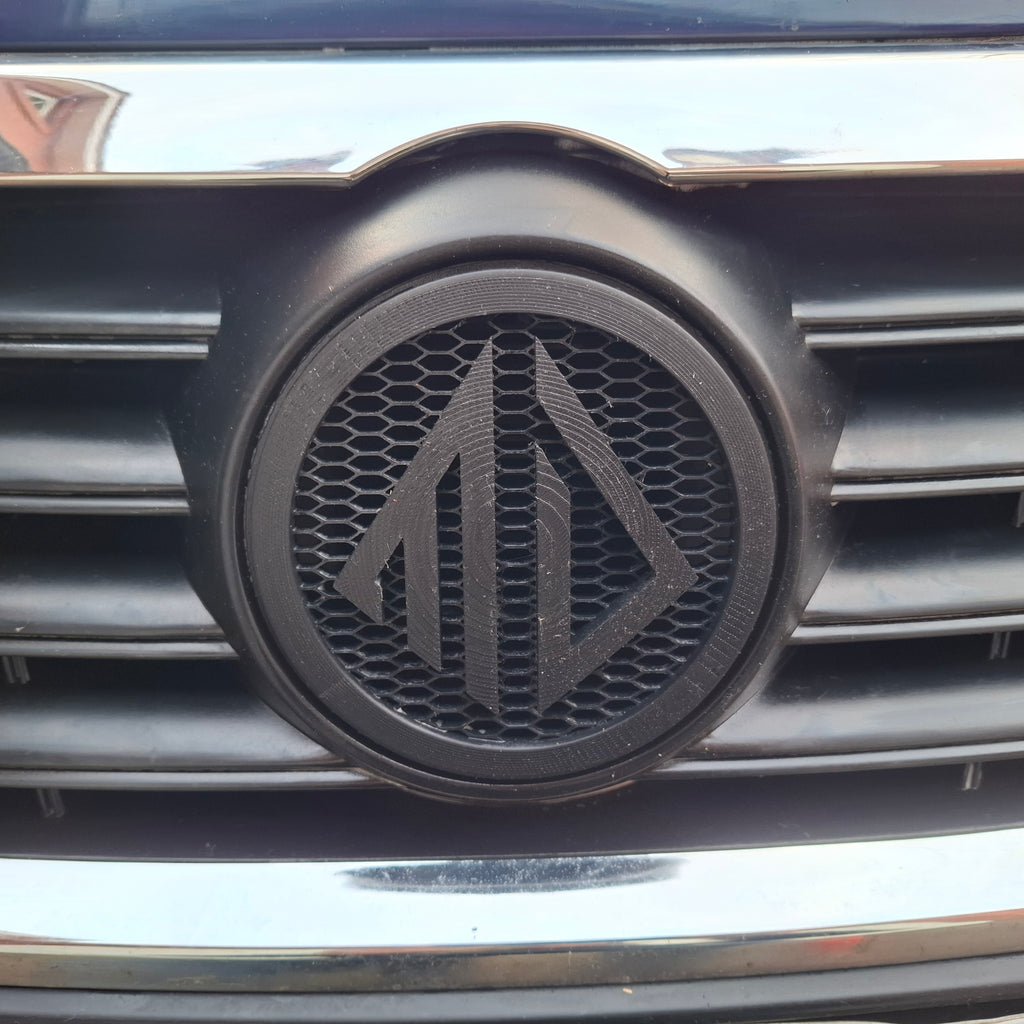 VW Kühlergrill Emblem 3D Druck montiert am Fahrzeug